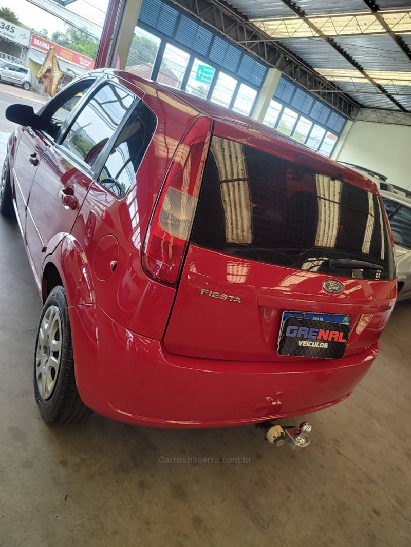 FORD - FIESTA - 2003/2003 - Vermelha - R$ 19.900,00
