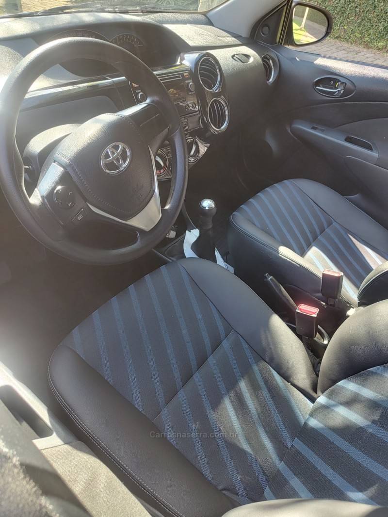 TOYOTA - ETIOS - 2015/2015 - Cinza - R$ 45.900,00