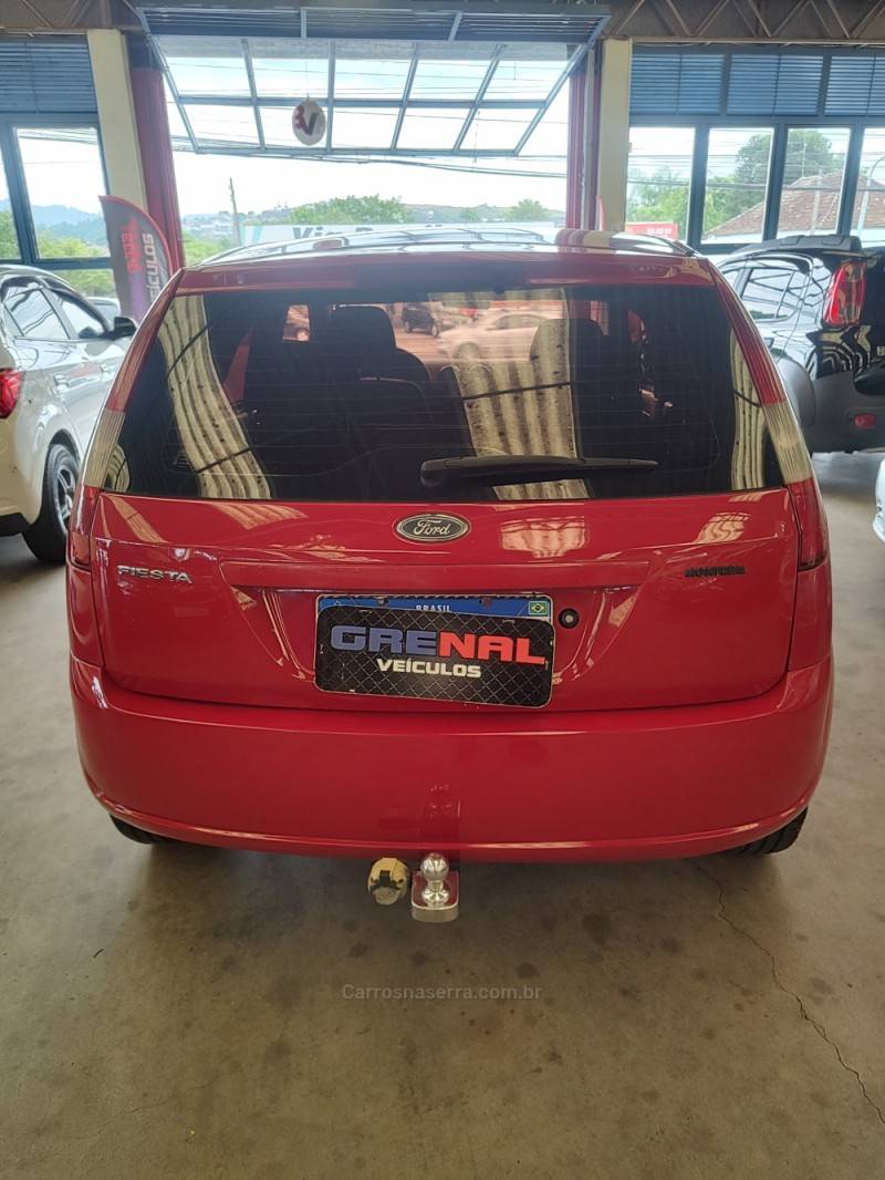 FORD - FIESTA - 2003/2003 - Vermelha - R$ 19.900,00