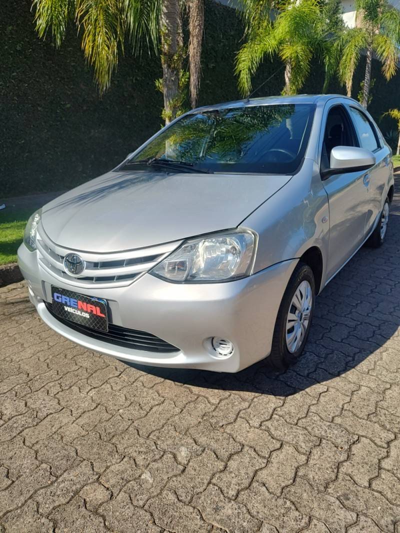 TOYOTA - ETIOS - 2015/2015 - Cinza - R$ 45.900,00