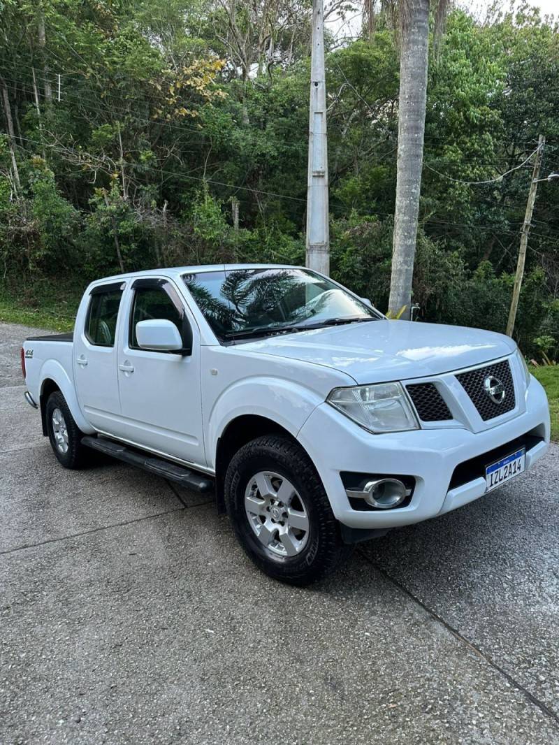 NISSAN - FRONTIER - 2013/2014 - Branca - R$ 98.900,00