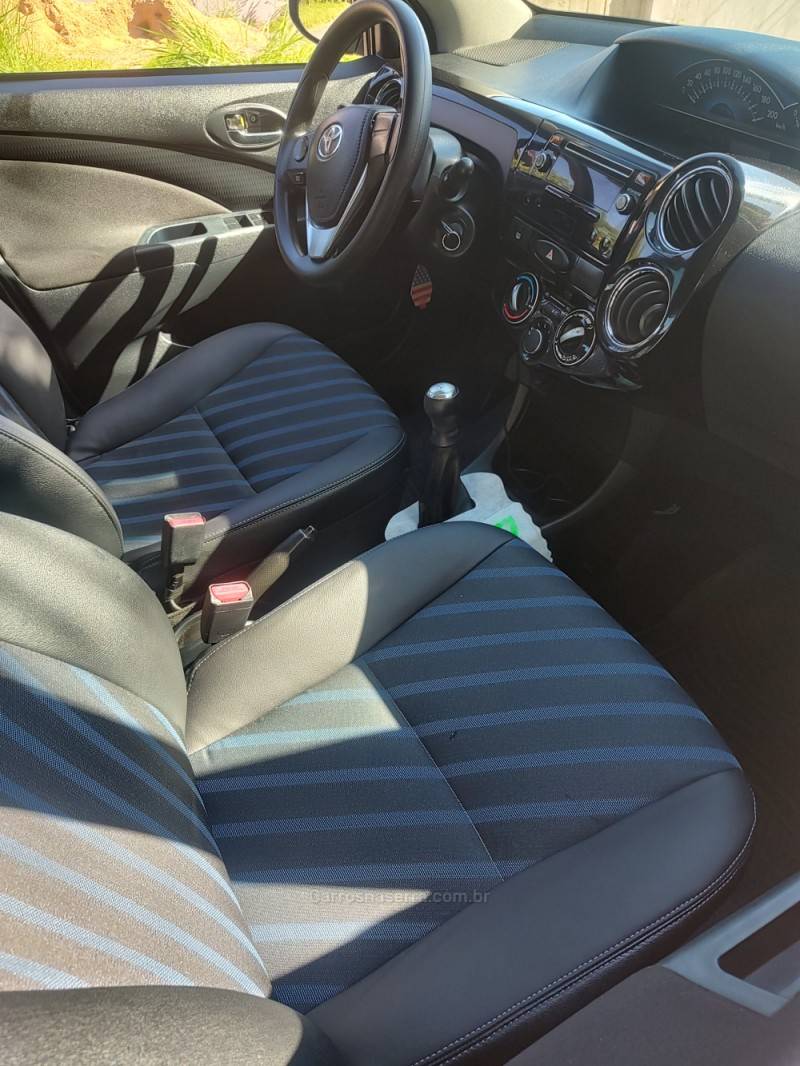 TOYOTA - ETIOS - 2015/2015 - Cinza - R$ 45.900,00