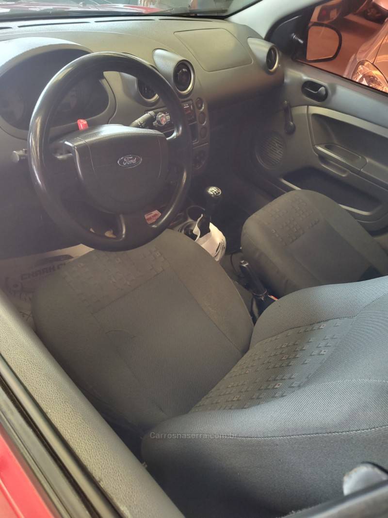 FORD - FIESTA - 2003/2003 - Vermelha - R$ 19.900,00