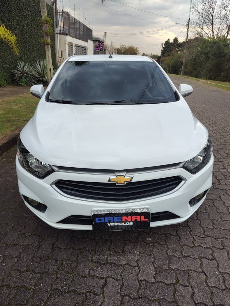 CHEVROLET - PRISMA - 2017/2018 - Branca - R$ 68.900,00