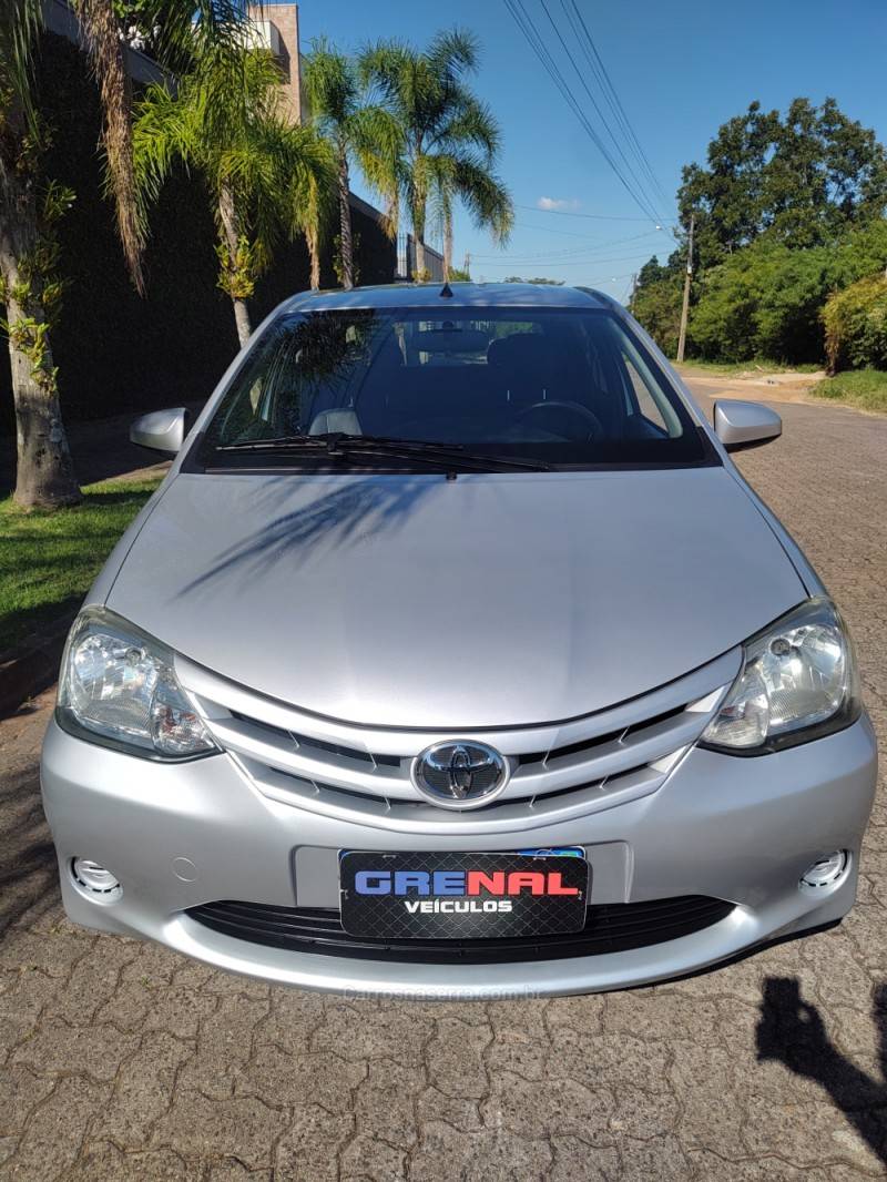 TOYOTA - ETIOS - 2015/2015 - Cinza - R$ 45.900,00
