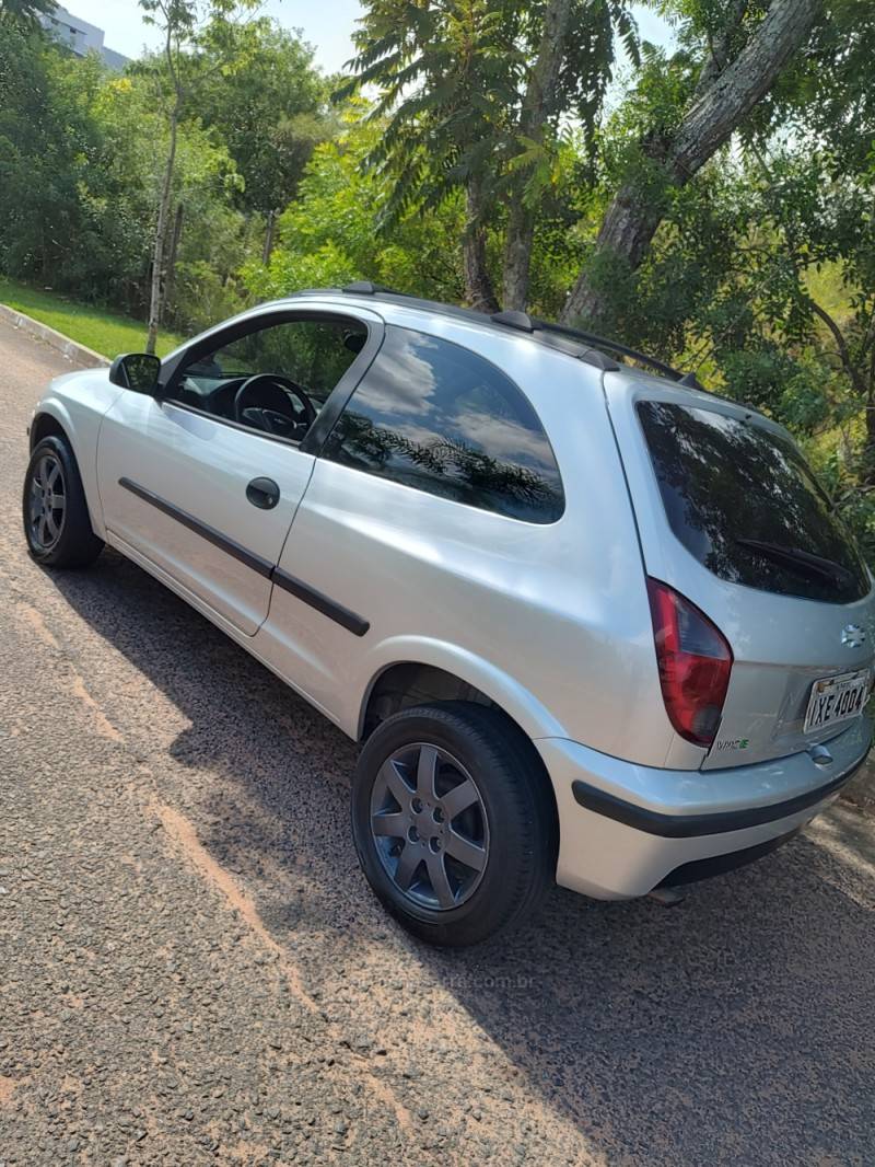 CHEVROLET - CELTA - 2012/2013 - Prata - R$ 29.900,00