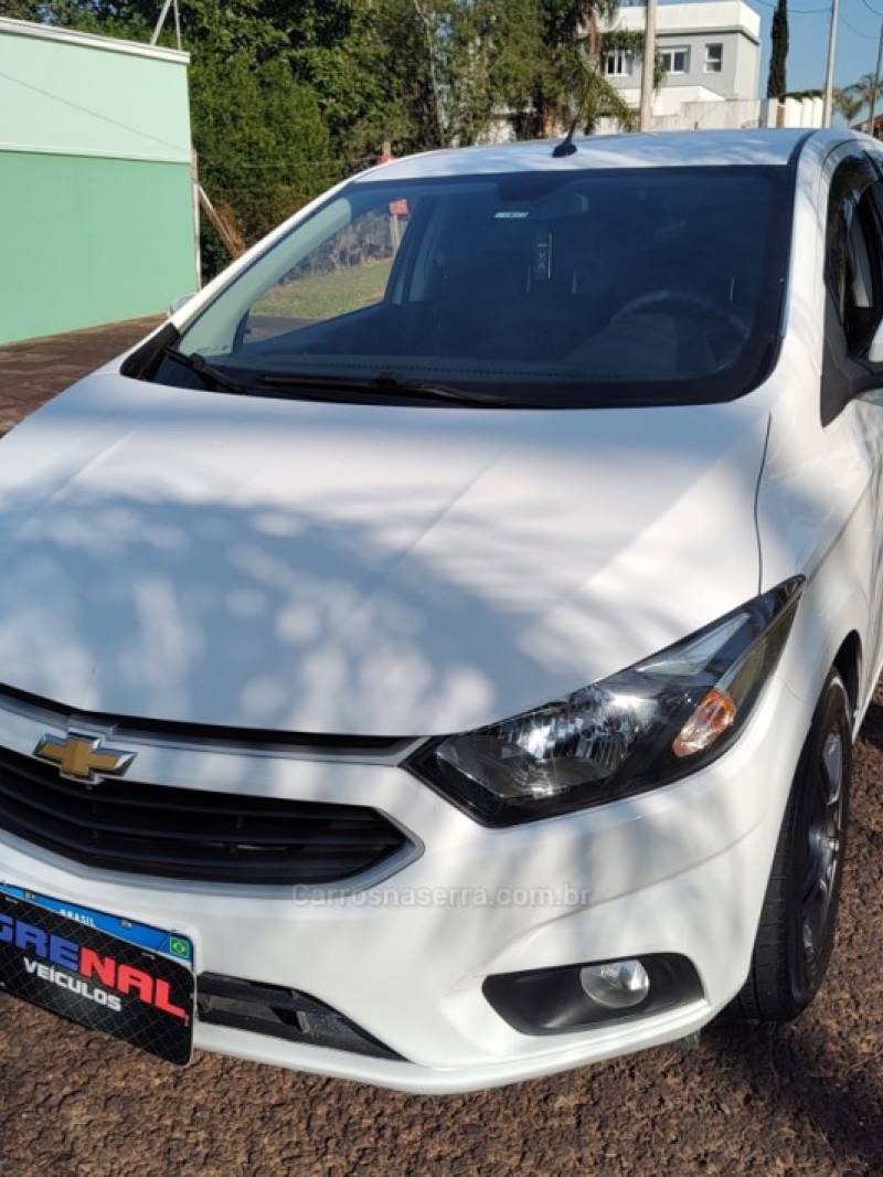 CHEVROLET - ONIX - 2018/2019 - Branca - R$ 59.900,00