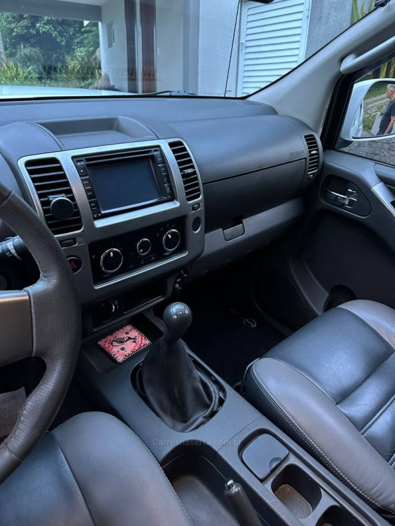 NISSAN - FRONTIER - 2013/2014 - Branca - R$ 98.900,00