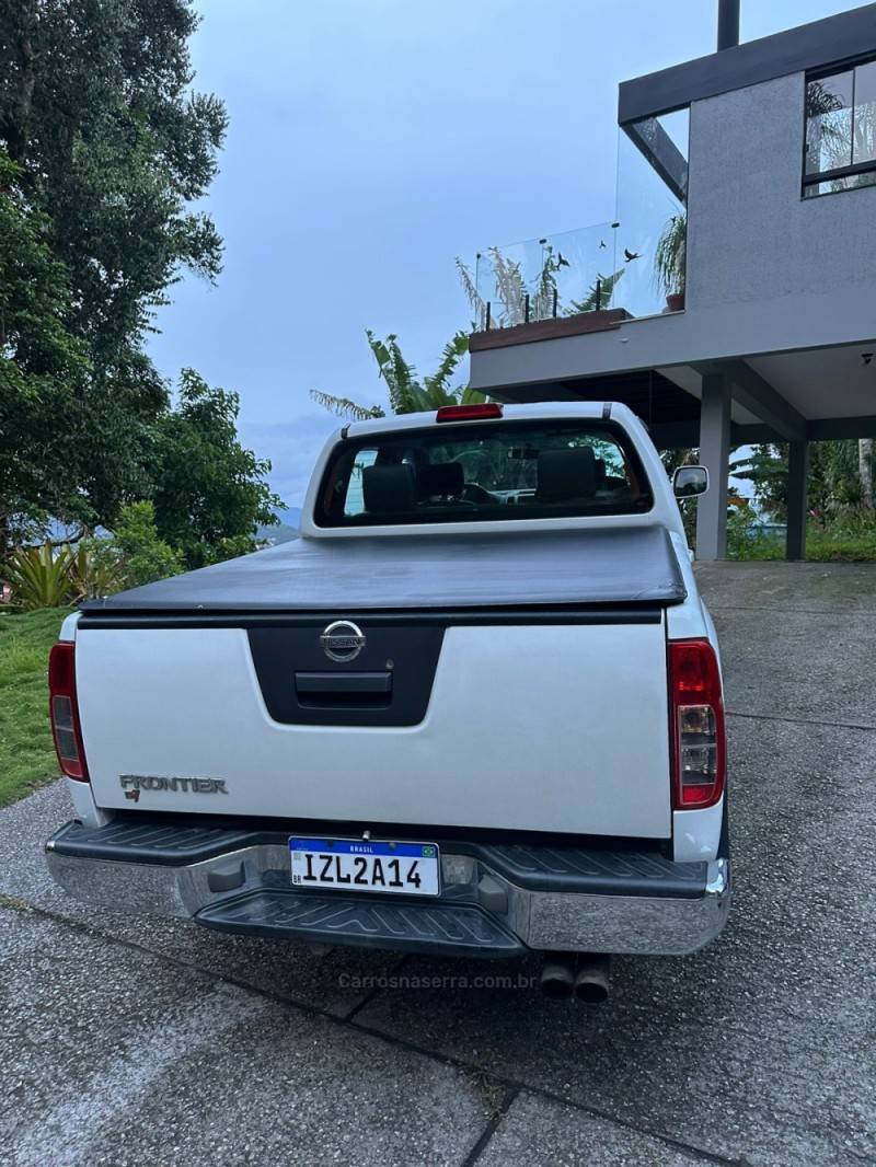 NISSAN - FRONTIER - 2013/2014 - Branca - R$ 98.900,00