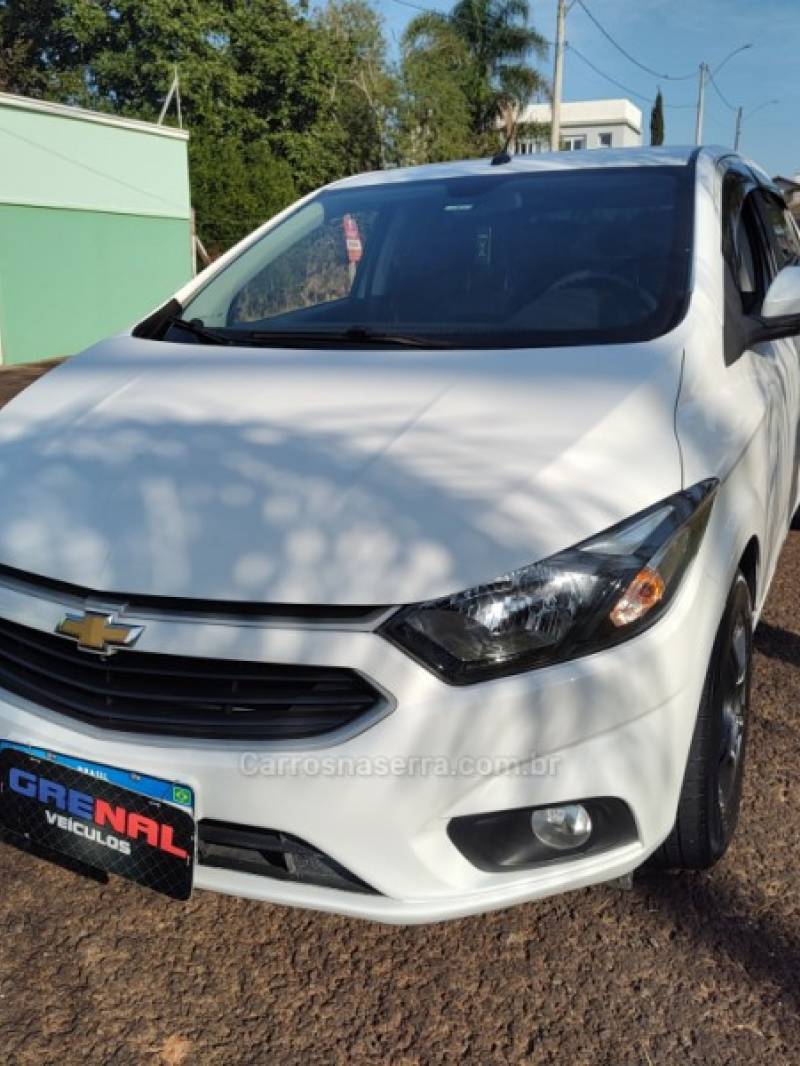 CHEVROLET - ONIX - 2018/2019 - Branca - R$ 59.900,00