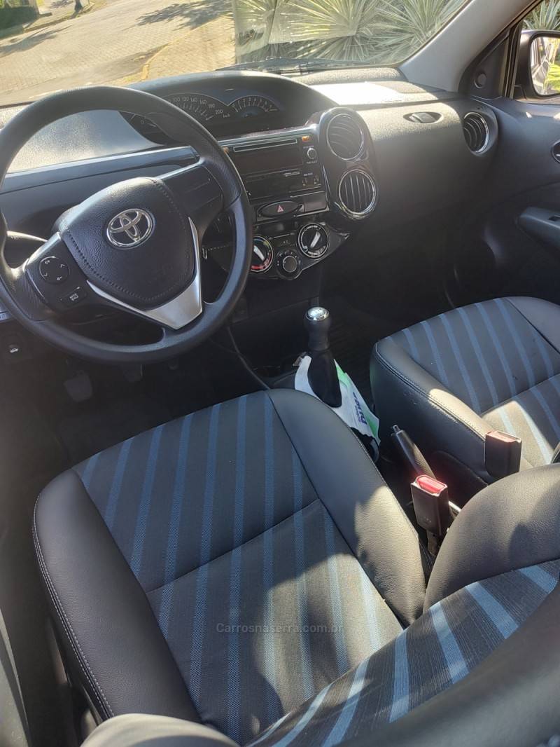 TOYOTA - ETIOS - 2015/2015 - Cinza - R$ 45.900,00