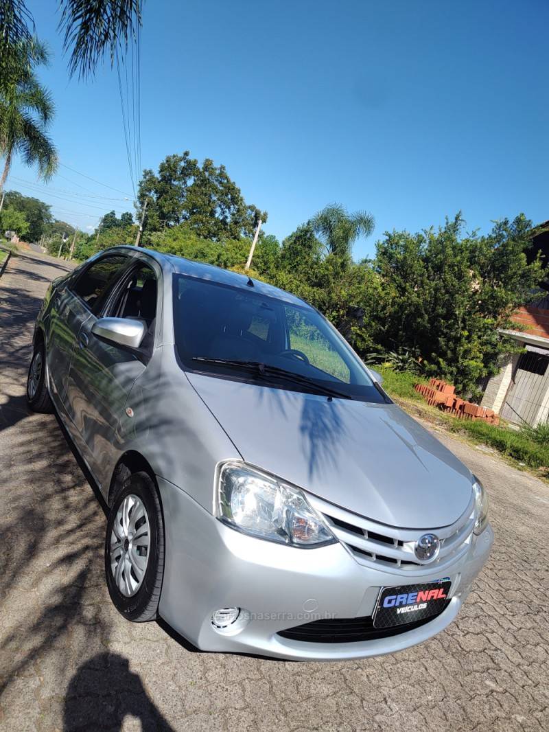 TOYOTA - ETIOS - 2015/2015 - Cinza - R$ 45.900,00