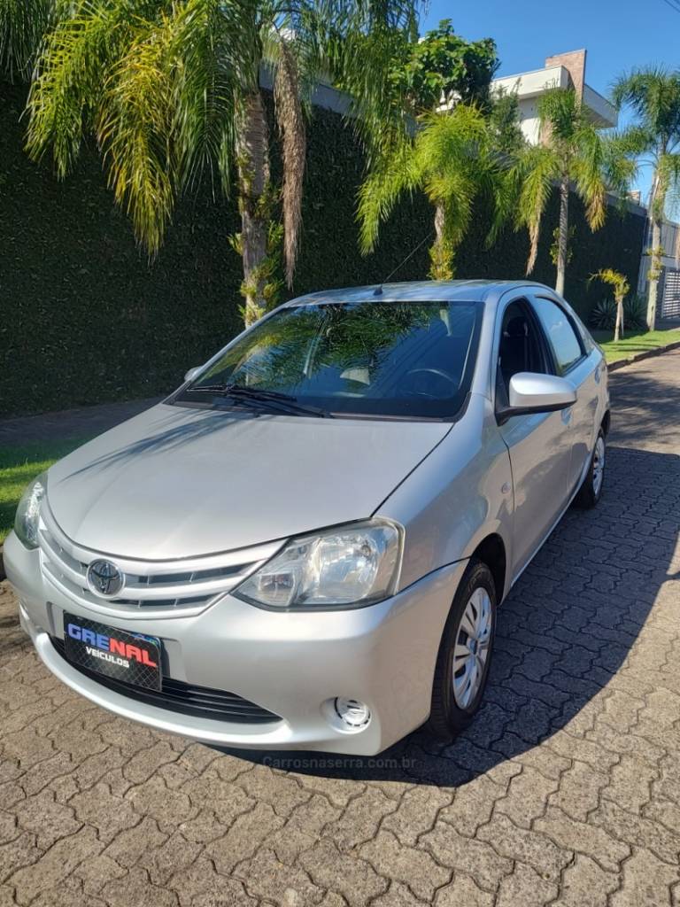 TOYOTA - ETIOS - 2015/2015 - Cinza - R$ 45.900,00